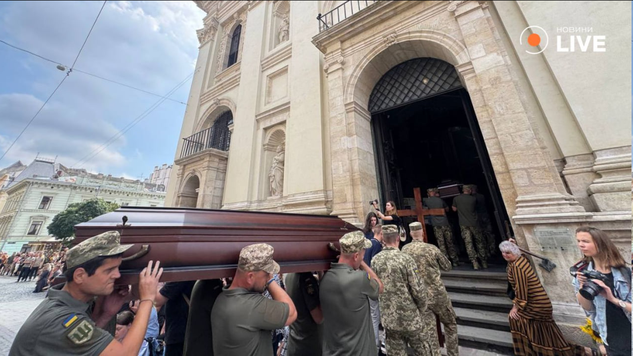 Во Львове попрощались с защитниками, которые погибли в плену в РФ - фото 1